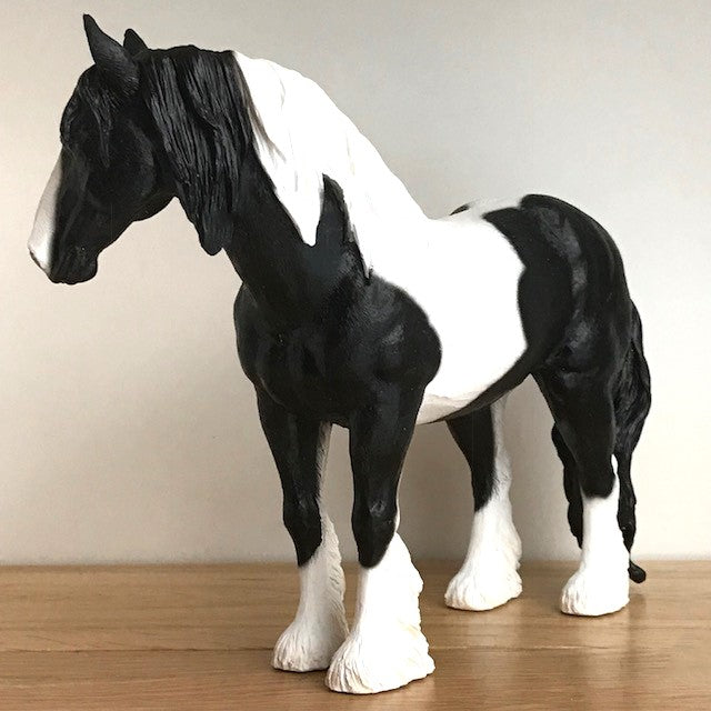 Large 26cm Piebald Black & White Cob ornament from Leonardo, great coloured horse or pony lover gift