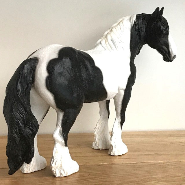 Large 26cm Piebald Black & White Cob ornament from Leonardo, great coloured horse or pony lover gift
